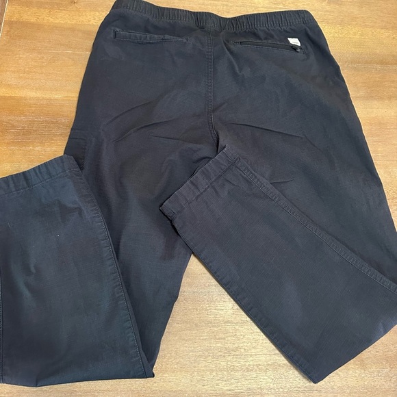 Vuori Women’s Ripstop Drawstring Pants in Charcoal medium - Picture 9 of 11